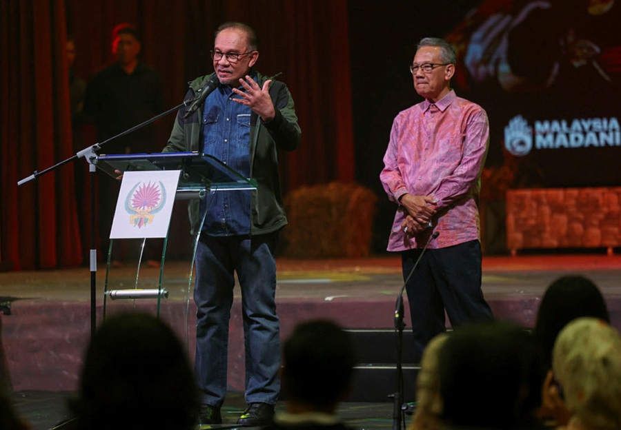 Prime Minister Datuk Seri Anwar Ibrahim wants young people watch the 'Haji Murat' play which is adapted from the novella by famed Russian literary giant Leo Tolstoy. Also pictured is national laureate and DFP chairman of the board Datuk Dr Anwar Ridhwan. (BERNAMA pic)