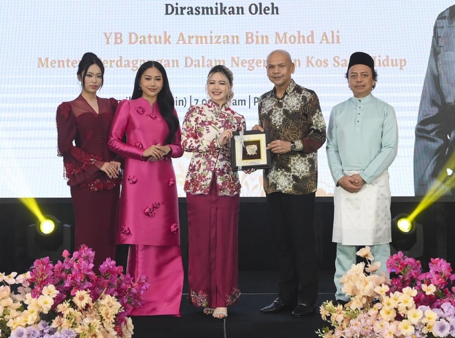 Popular girl group Dolla was honoured by RIM for promoting Malaysian music internationally (RIM)