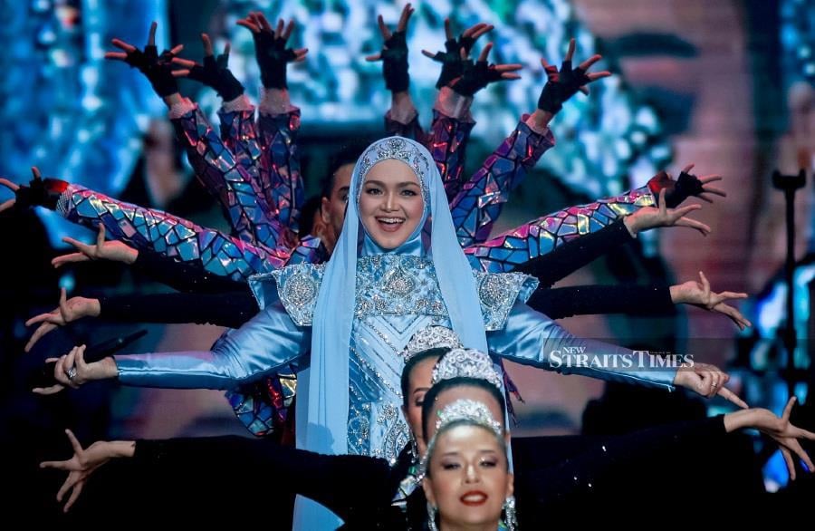 Siti during her 'Konsert Sebuah Epitome - Saya Siti Nurhaliza' show at Axiata Arena, Bukit Jalil, on March 9. - NSTP/ASYRAF HAMZAH