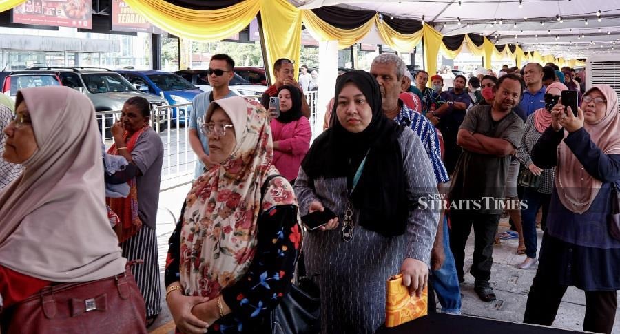 Many visitors lined up from as early as 8.30am to get their hands on special packages priced as low as RM1.49 offered to the first 250 buyers as part of the Janji Berbaloi campaign organised by TV9 and ST Rosyam Mart. - Pic by SADIQ SANI