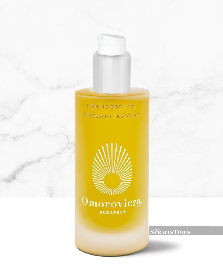 Body oil to nourish and calm the skin.