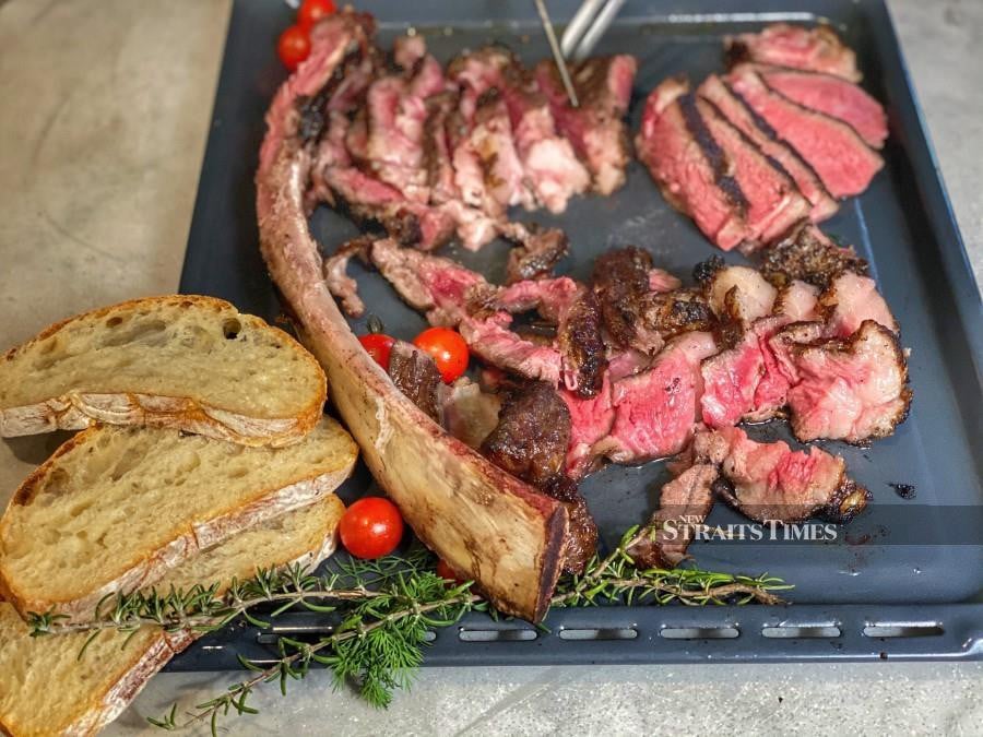 The Australian Black Angus Tomahawk is a large piece of meat and you need to have the corresponding appliances to cook it.