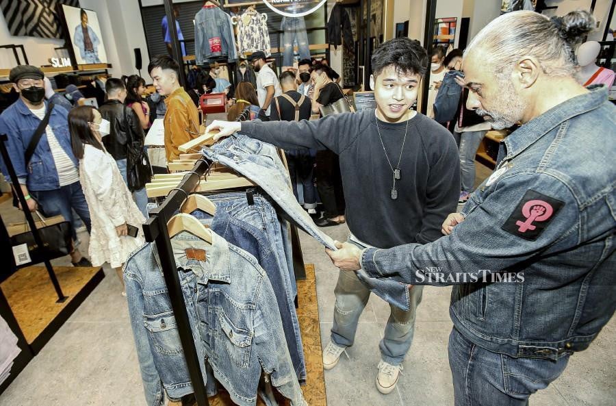 Ho Jia Jiong (left) explaining his collection to Levi’s Malaysia country manager Imran Butt. Credit: OWEE AH CHUN