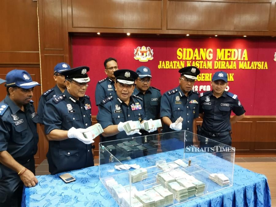 3 Women Held For Attempting To Smuggle Rm500 000 Into Msia