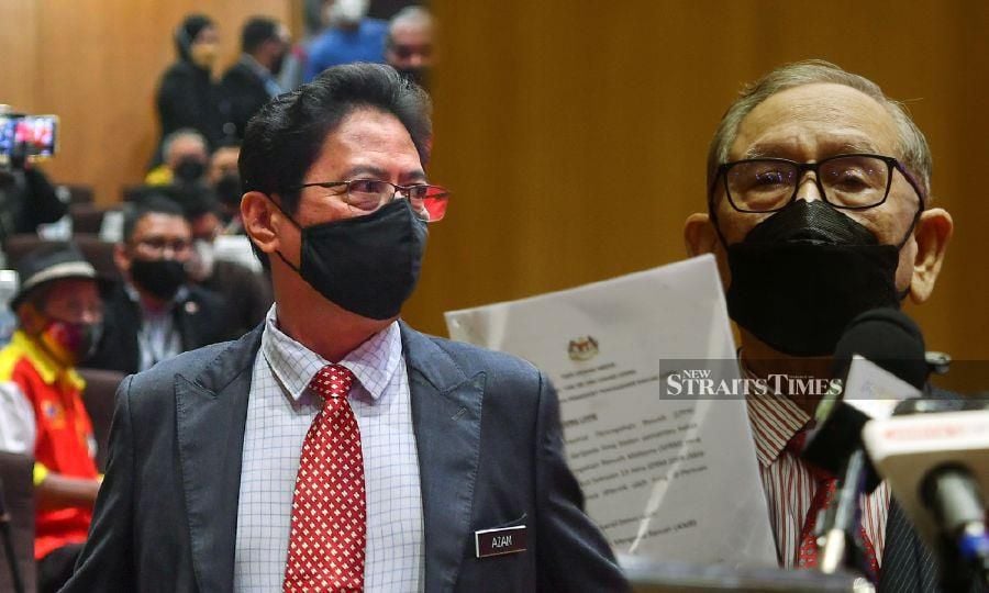 Malaysian Anti-Corruption Commission's (MACC) chief commissioner Tan Sri Azam Baki (left) and ACAB chairman Tan Sri Abu Zahar Ujang. - NSTP file pic