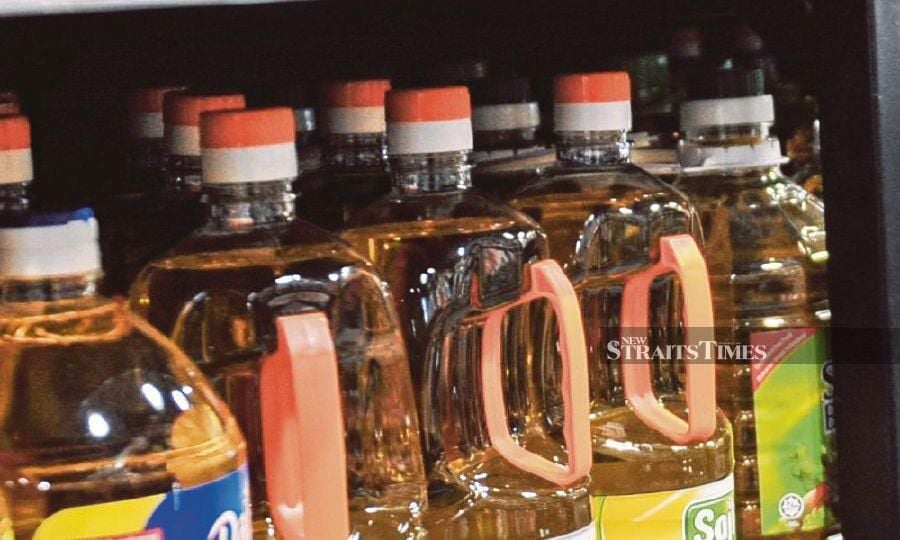 Domestic Trade and Consumer Affairs Minister Datuk Seri Alexander Nanta Linggi said the subsidy for bottled pure cooking oil was just a temporary measure. - NSTP file pic