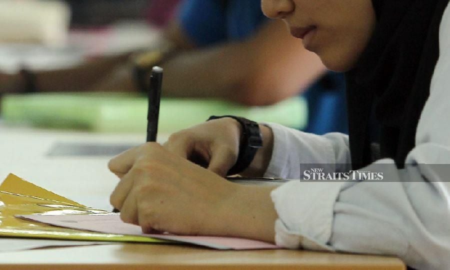 Last week, the Dewan Rakyat was told that 17,613 undergraduates didn’t complete their tertiary education last year, an increase of more than 4,000 dropouts from 2020. - NSTP file pic