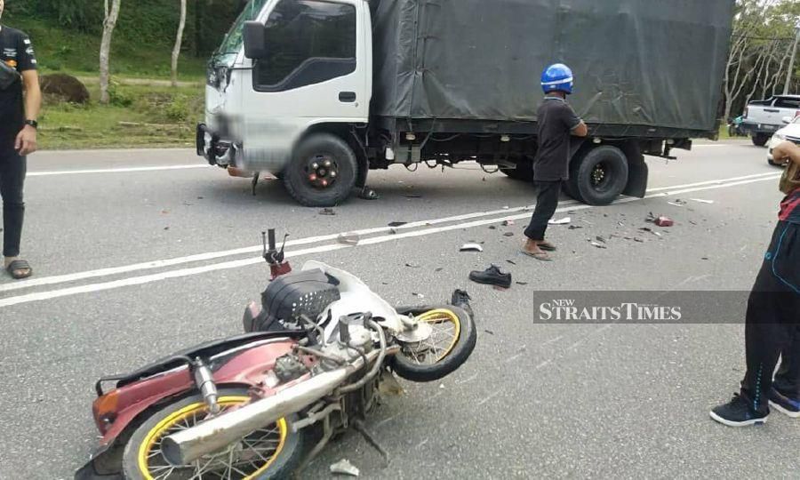 A view of the crash at Km38 Jalan Kuala Terengganu-Kota Baru which claimed the life of a motorcyclist. -NSTP/Nurul Fatihah Sulaini
