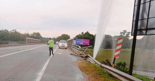 Out-of-control Myvi plunges into Batu Pahat ravine; driver 