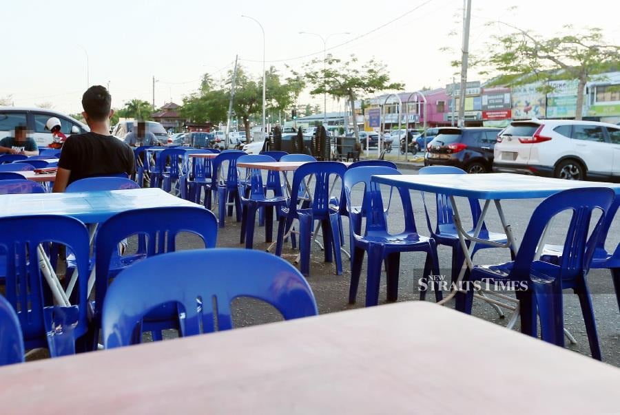 Local councils should ban outdoor dining, and eateries should also be barred from placing tables and chairs on parking bays. - NSTP file pic