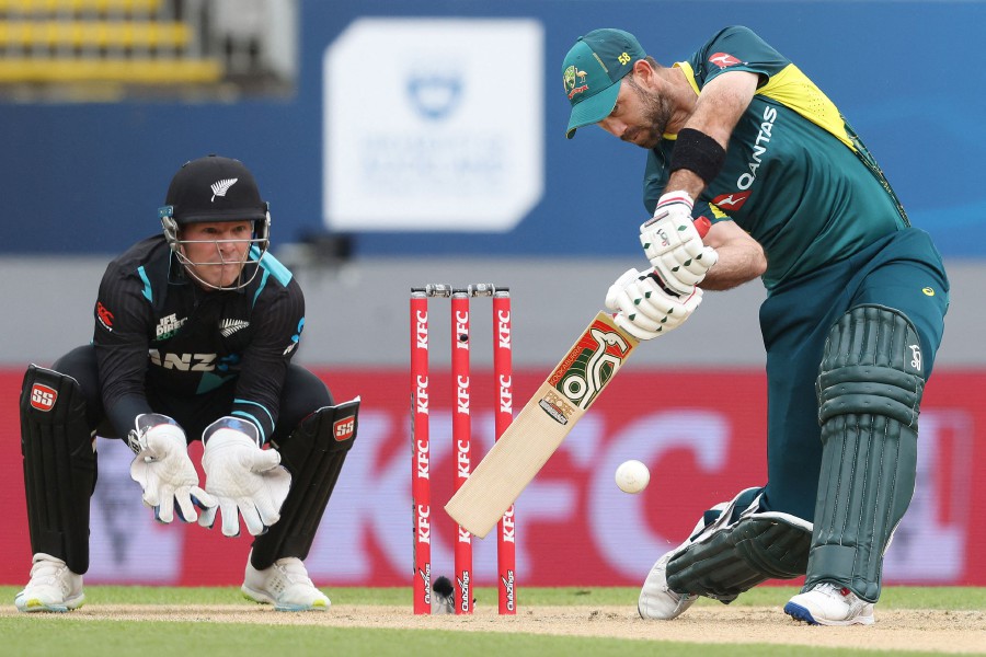 Australi’s Glenn Maxwell (R) plays a shot in front of New Zealand’s wicket-keeper Tim Seifert during the third Twenty20 international cricket match between New Zealand and Australia at Eden Park in Auckland. - AFP PIC