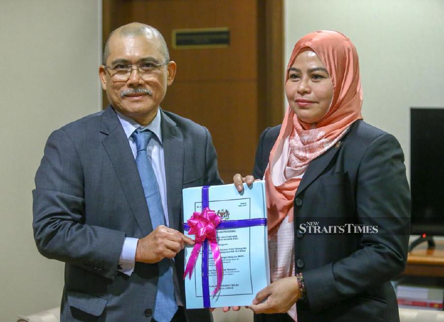 PAC chairman Datuk Seri Ronald Kiandee (left) submitted a Proceeding Report to the new PAC Chairman, Datuk Noraini Ahmad (right) after being appointed PAC Chairman at the Parliament House in Parliament. NSTP / MUHD ZAABA ZAKERIA