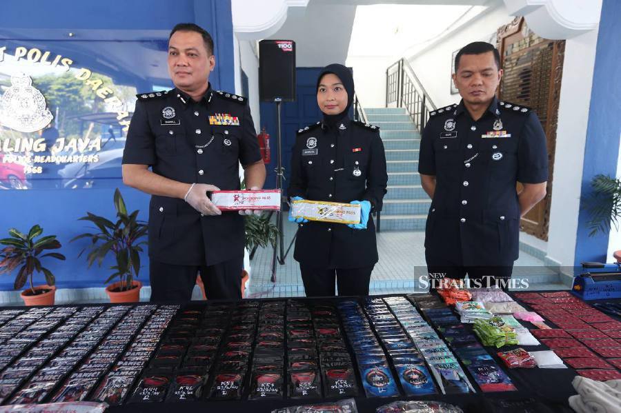 Petaling Jaya district police chief, Assistant Commissioner Shahrulnizam Jaafar@Ismail (left) with his officers, show the drugs seized during a press conference at the Petaling Jaya police district headquarters. -NSTP/AMIRUDIN SAHIB.