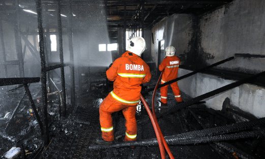 (File pix) Firemen putting out fire. A fire broke out at a workers’ quarters located on the site of the former Penang International Sports Arena (Pisa) in Bayan Lepas. Pix by Mohd Adam Arinin