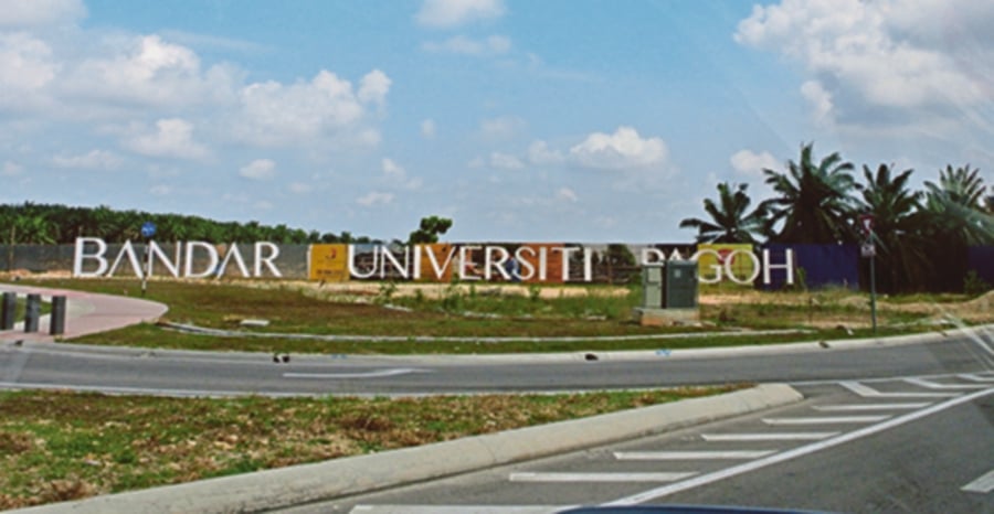 The signage of Bandar Universiti Pagoh after exiting the toll and North South Expressway.