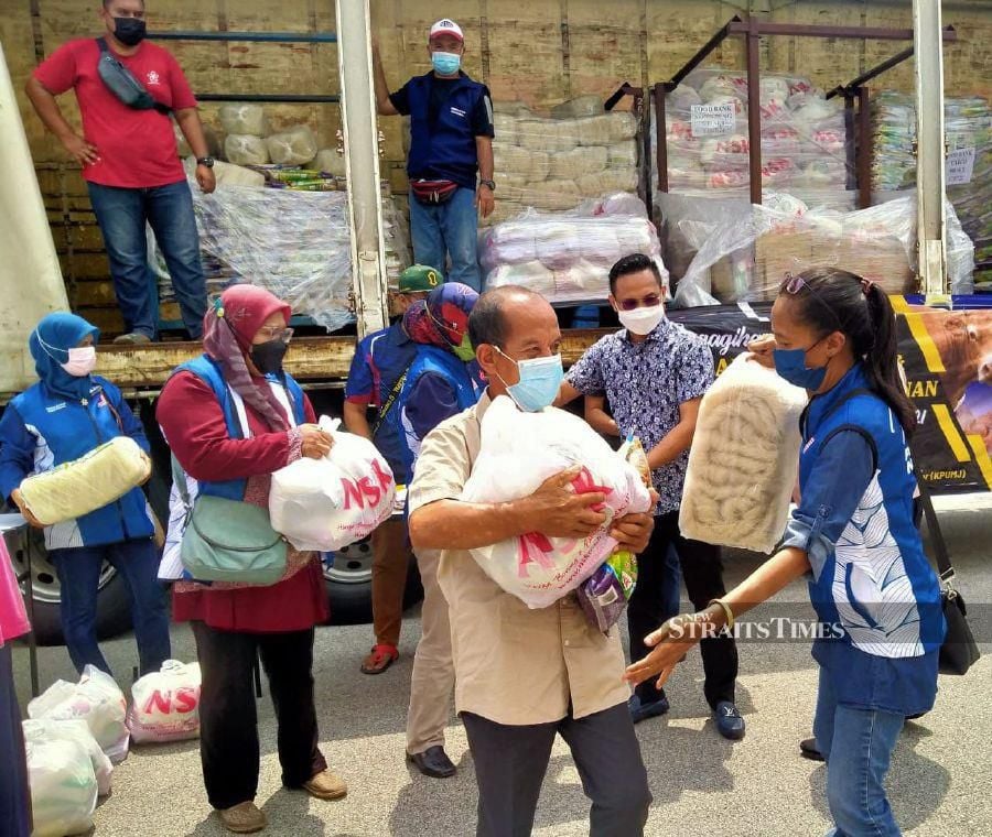 Distribution of food aid in conjunction with Hari Raya Aidiladha. - NSTP/ZAINAL AZIZ