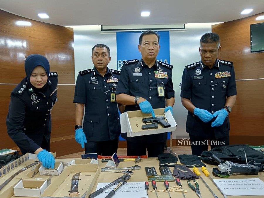 Pahang police chief Datuk Seri Yahaya Othman (second from right) with the items recovered from the suspects’ vehicle. - NSTP/Asrol Awang 