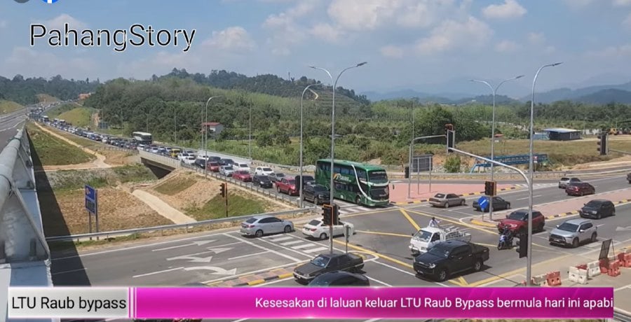 The expressway was clogged with vehicles making a beeline before and after the festive holidays, with major traffic congestion reported at the Bentong (heading towards the Kuala Lumpur-Karak Expressway) and Raub exit ramps. - Pic courtesy FB Pahang Story 