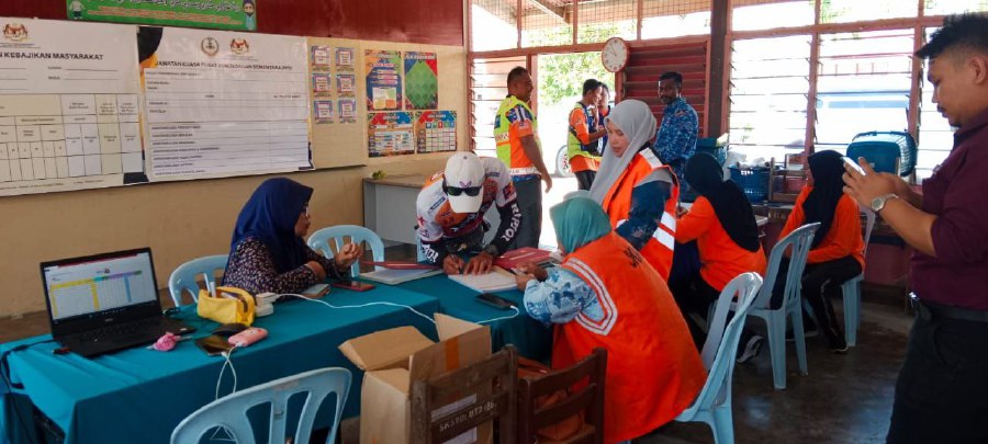 Pahang recorded 594 flood victims from 132 families placed at five temporary flood relief centres (PPS) in two districts as of 8am this morning. - Pic courtesy of APM