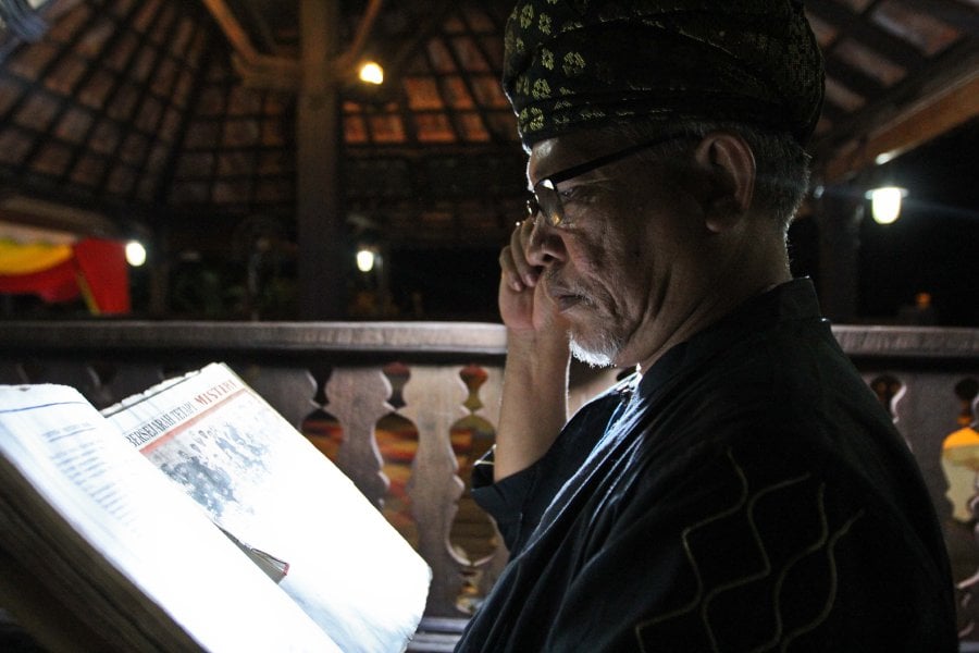 The bard is a voracious reader. Pictures by Adzlan Sidek