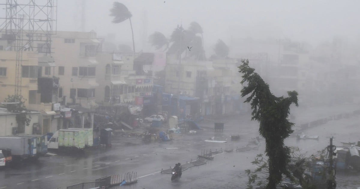 Monster India cyclone 'kills eight', heads for major city | New Straits ...