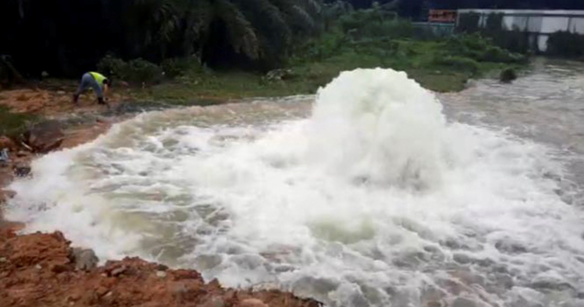 Main water pipe leakage causes water disruption in Klang 