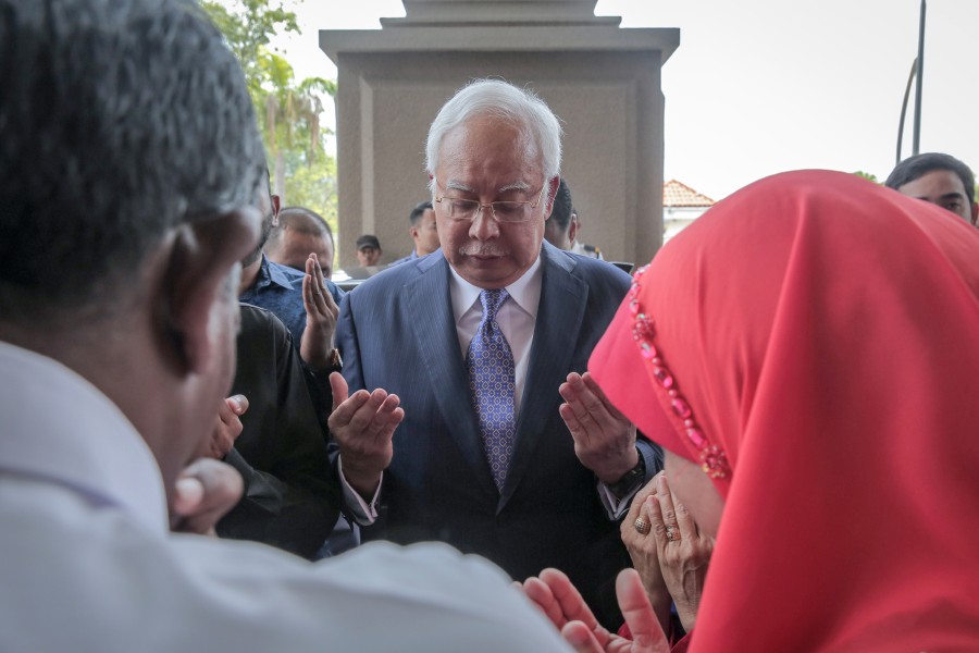 Datuk Seri Najib Razak saying a prayer after arriving at the Kuala Lumpur High Court at 1.50pm yesterday. - NSTP/ASWADI ALIAS