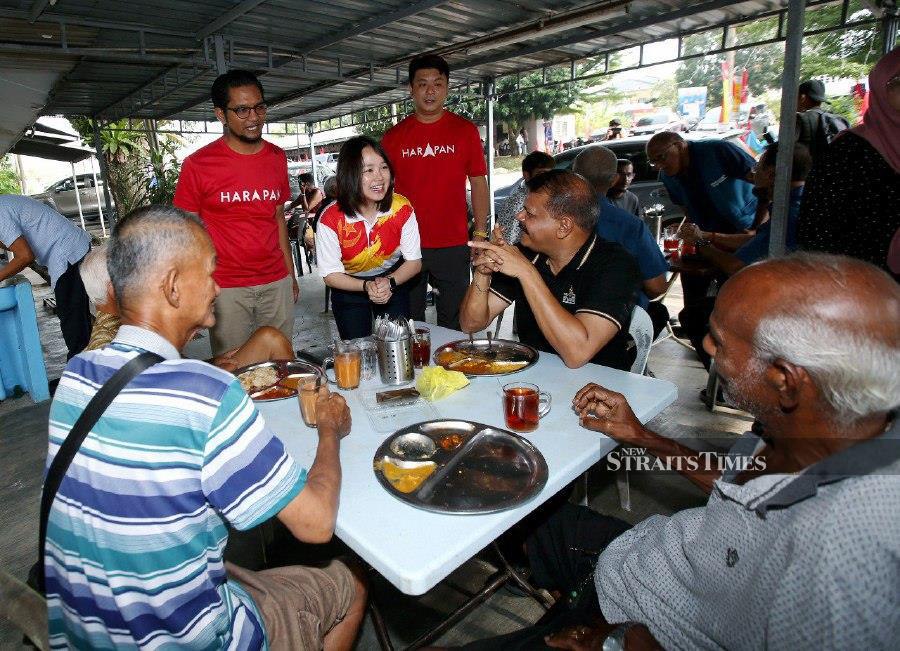 Unity government by-election candidate Pang Sock Tao and others from the PH machinery meeting constituents during her campaign in Kuala Kubu Baharu. NSTP/EIZAIRI SHAMSUDIN