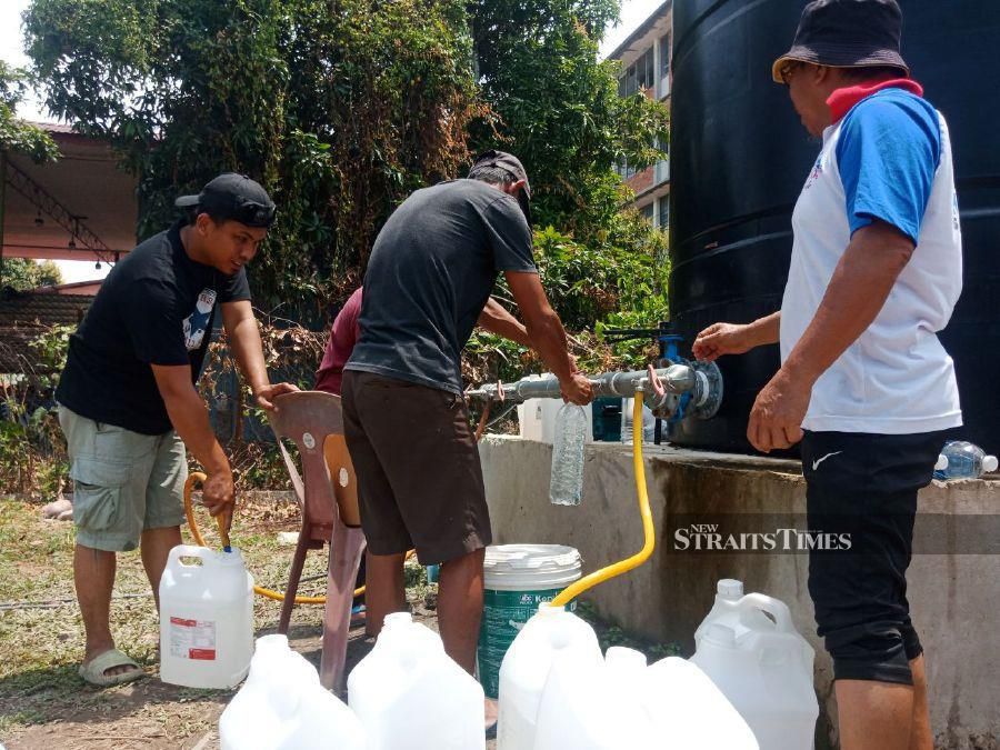 The Papar district disaster management committee in a statement declared Papar as a drought disaster area following the water supply crisis due to the hot weather in the district. - NSTP/RAFIQAH DAHALI