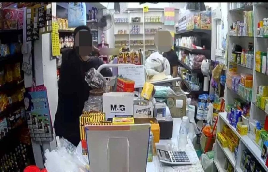 A grocery store owner was terrorised at his shop in Jalan Raja Muda Musa, Kampung Baru, here recently after he was nearly slashed by a parang-wielding robber. - Pic credit social media
