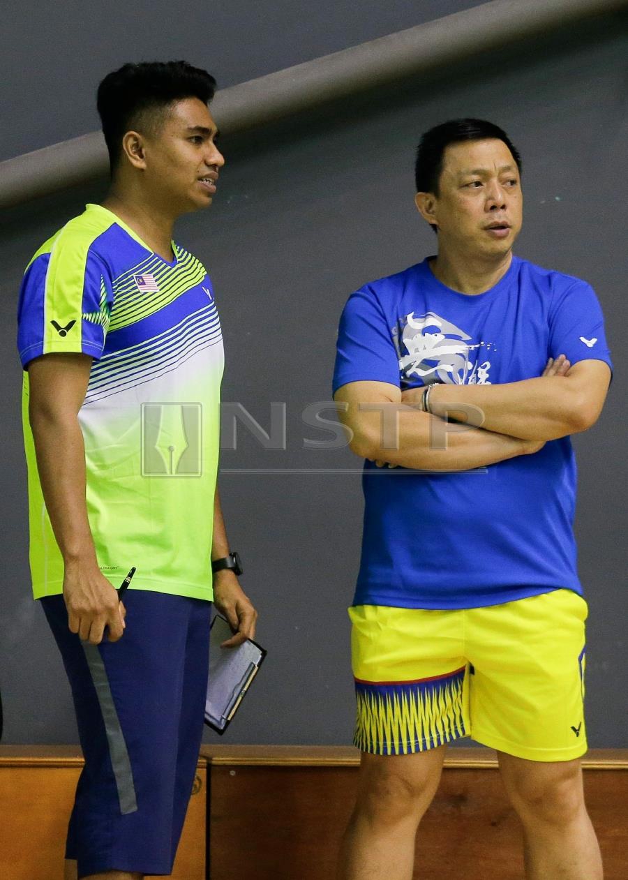 Paulus Firman (right) with fellow national coach Vountus Indra Mawan 