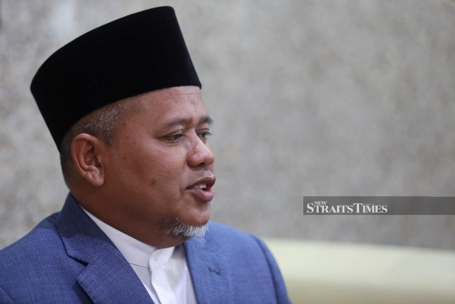 (FilePic) Terengganu Tourism, Culture and Information Technology chairman Ariffin Deraman said the government planned to create a cultural village at the state museum in Losong. -NSTP/GHAZALI KORI.