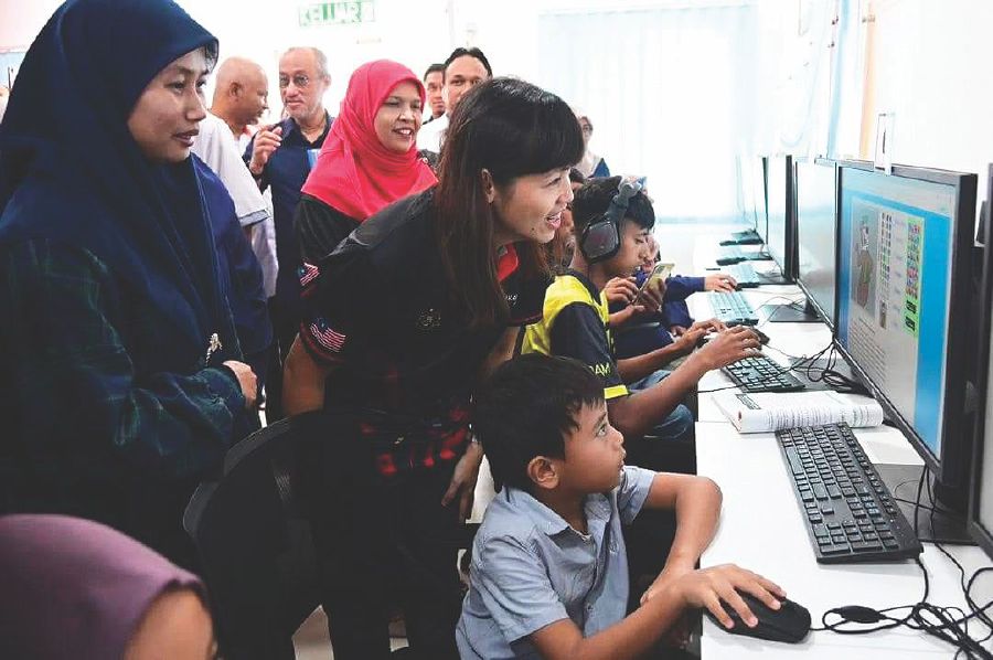 Deputy Communications and Digital Minister Teo Nie Ching during a visit to the Kg Sentol Pataf PEDi in Marang, Terengganu.