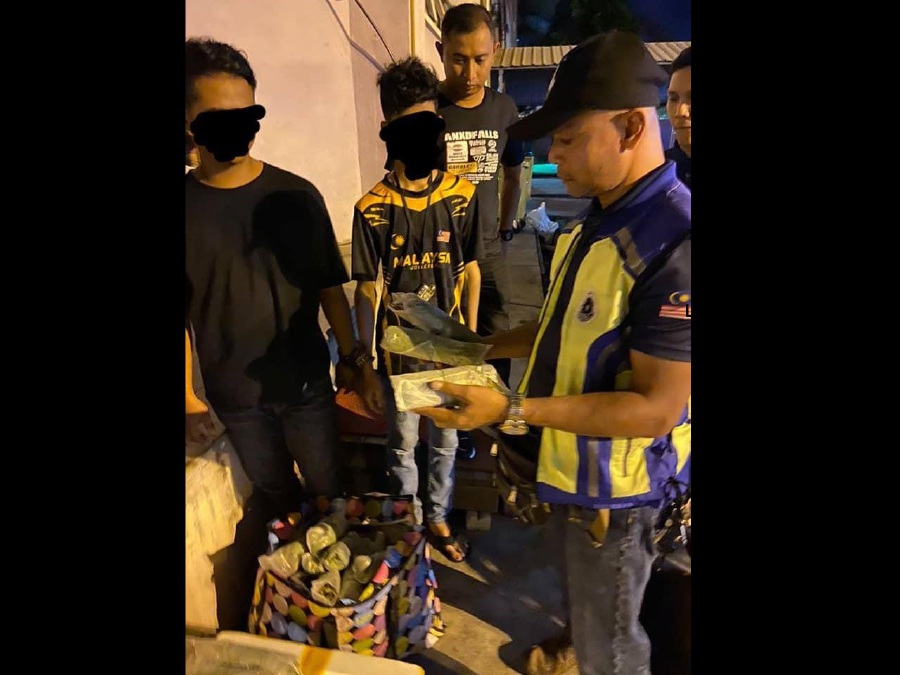 Two men thought they had it all figured out when they came up with an “outside the box” idea to cover up their ketum smuggling by labelling two polystyrene boxes filled with the narcotic leaves as “pekasam ikan”. - Pic credit Facebook Polis Kota Setar 
