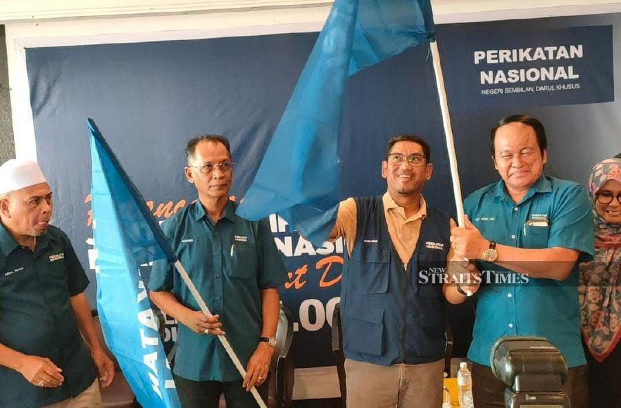 Negri Sembilan Perikatan Nasional (PN) chairman Datuk Seri Ahmad Faizal Azumu handing over party flags to party representatives during the launch of Port Dickson PN election machinery in Port Dickson Country Golf. -NSTP/MOHD KHIDIR ZAKARIA