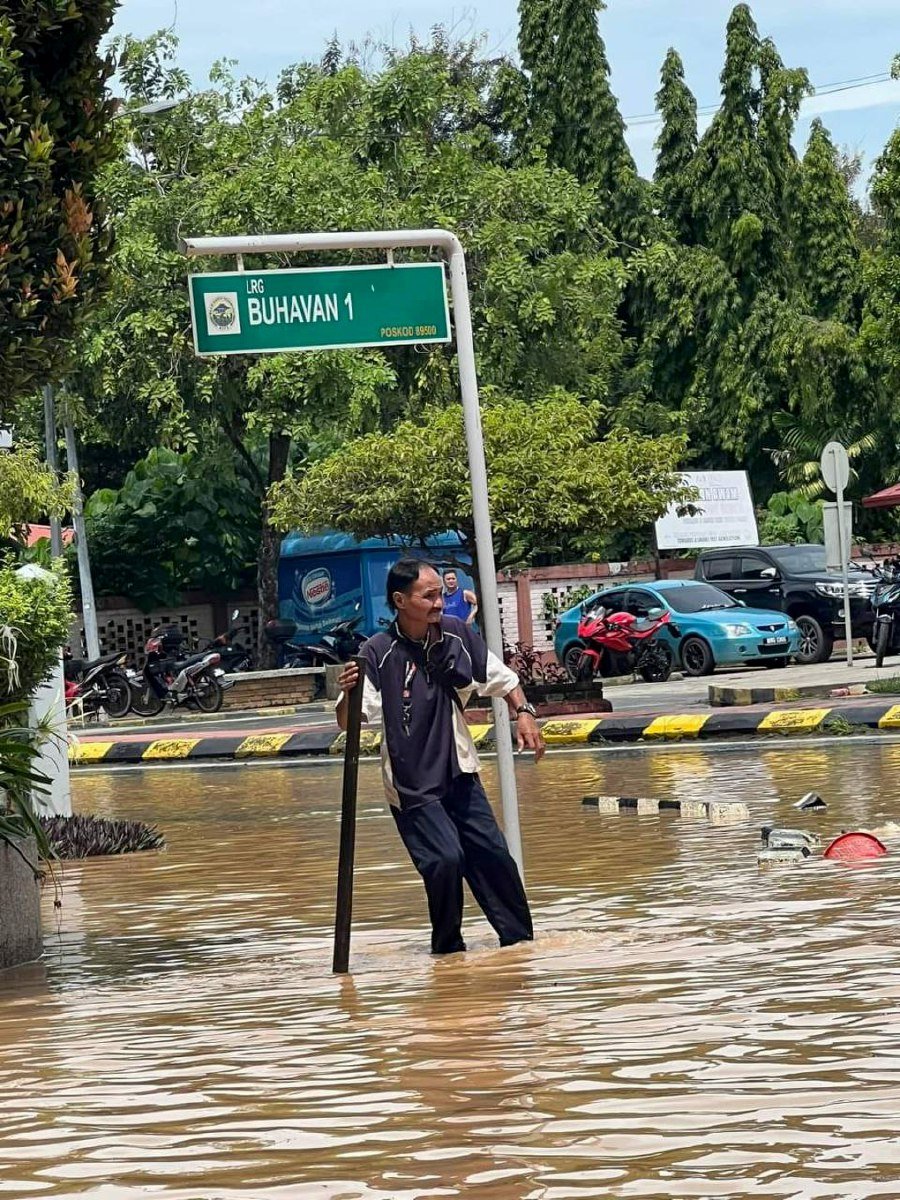 Good Samaritans stepping forward to assist others during floods. -- Pic from socmed