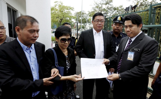  Housewife K L Soh, 50, (second from left), Parti Cinta Malaysia vice-president Datuk Huan Cheng Guan and other party members (third from left) talking to the press outside the Penang assembly hall today. Pix by Ramdzan Masiam/ NSTP