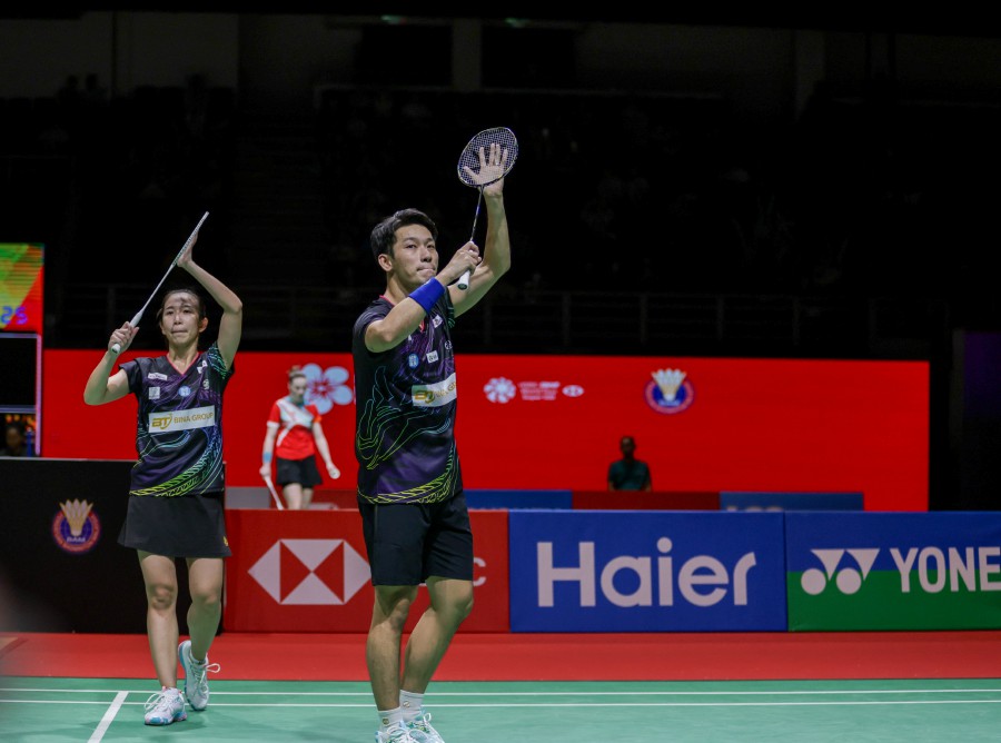 KUALA LUMPUR : Playing in front of a packed Axiata Arena on Wesak Day, 36-year-old Peng Soon (Right), who turned professional in 2022, and his partner Cheah Yee See, exited the first round after going down 21-10, 21-6 to China's Cheng Xing-Li Qian. — NSTP/ASWADI ALIAS