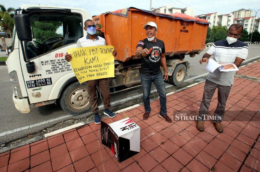 Kumpulan Kebajikan Pemandu-Pemilik Lori Sampah Seberang Prai head Arif Ibrahim (centre) during a peaceful demonstration with several garbage truck operators and drivers in front of the MBSP building at Bandar Perda. - NSTP/DANIAL SAAD