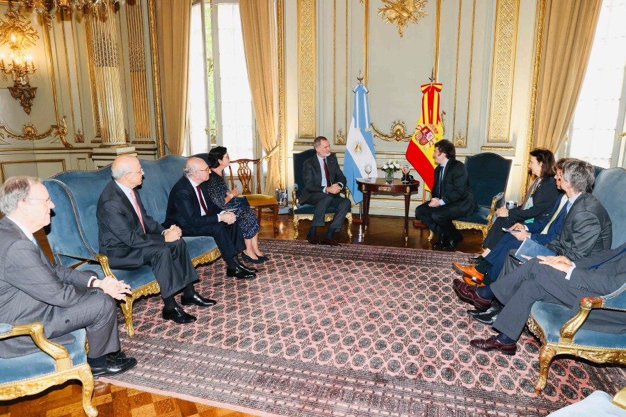  Spain's King Felipe VI (C-L) meeting with Argentina's President-elect Javier Milei (C-R) in Buenos Aires, on the eve of his swearing-in ceremony. - AFP PIC