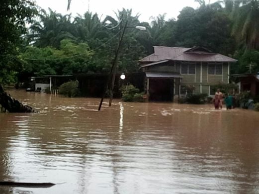 Flash floods hit Perak villages, almost 200 evacuated | New Straits ...