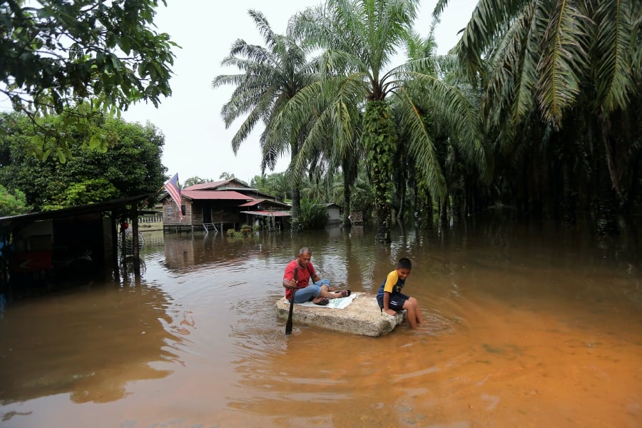 The number of flood victims in Perak this morning remains at 102 people from 29 families placed in four temporary relief centres in three districts, unchanged from 8pm last night. - Bernama pic
