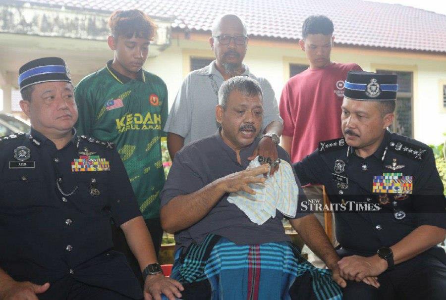Perak police chief Datuk Seri Mohd Yusri was seen consoling the victim’s father at the family’s home. - NSTP/L.MANIMARAN