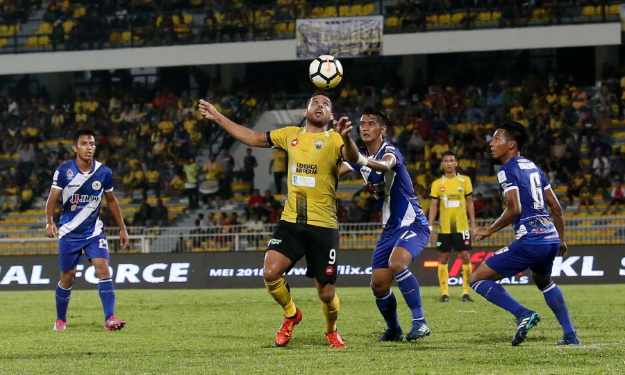 It was a night to remember for Perak fans as their state team produced a brilliant performance in the 3-0 win over Kuala Lumpur in a Super League match held for the first time this season in Ipoh on Sunday. Pic by NSTP/ABDULLAH YUSOF