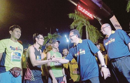Perlis menteri Besar Datuk Seri Azlan Man (second from right) greeting participants of Perlis Marathon at Tuanku Syed Putra Stadium in Kangar yesterday. With him is NCIA chief executive Datuk Redza Rafiq (Right). Pix by Sharul Hafiz Zam 