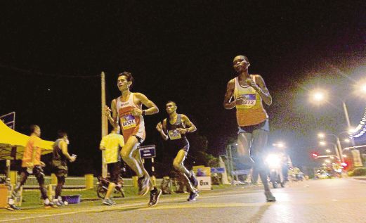  Participants in the Perlis Marathon in Kangar yesterday. Pix by Sharul Hafiz Zam 