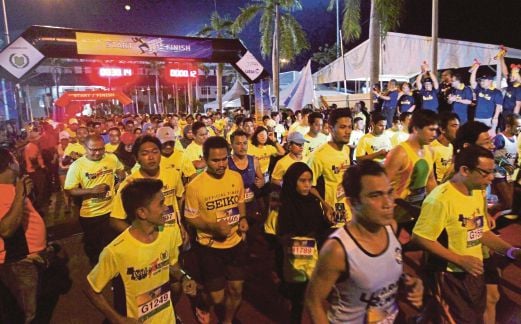  Participants in the Perlis Marathon in Kangar yesterday. Pix by Sharul Hafiz Zam 