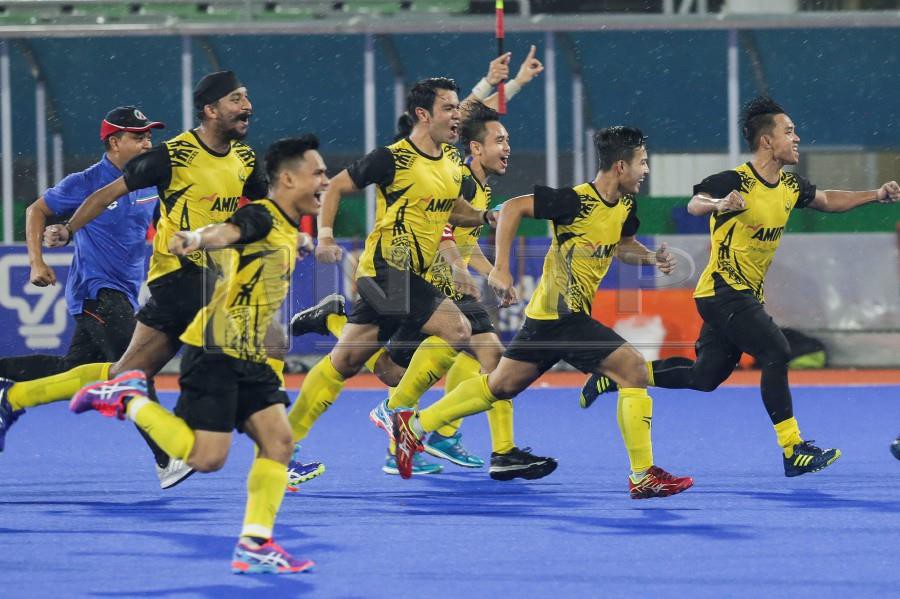  Perak players celebrate at the end of the match against Terengganu. Perak won 3-1 on penalties after a 2-2 draw. - NSTP/ HAFIZ SOHAIMI 