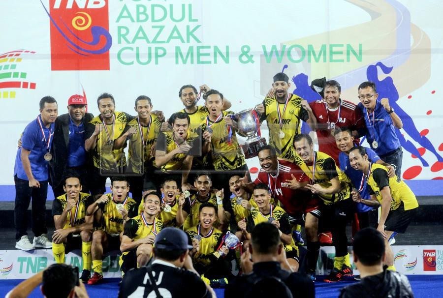 Perak players celebrate with the Razak Cup trophy after defeating Terengganu at the National Hockey Stadium in Bukit Jalil. - NSTP/ HAFIZ SOHAIMI 