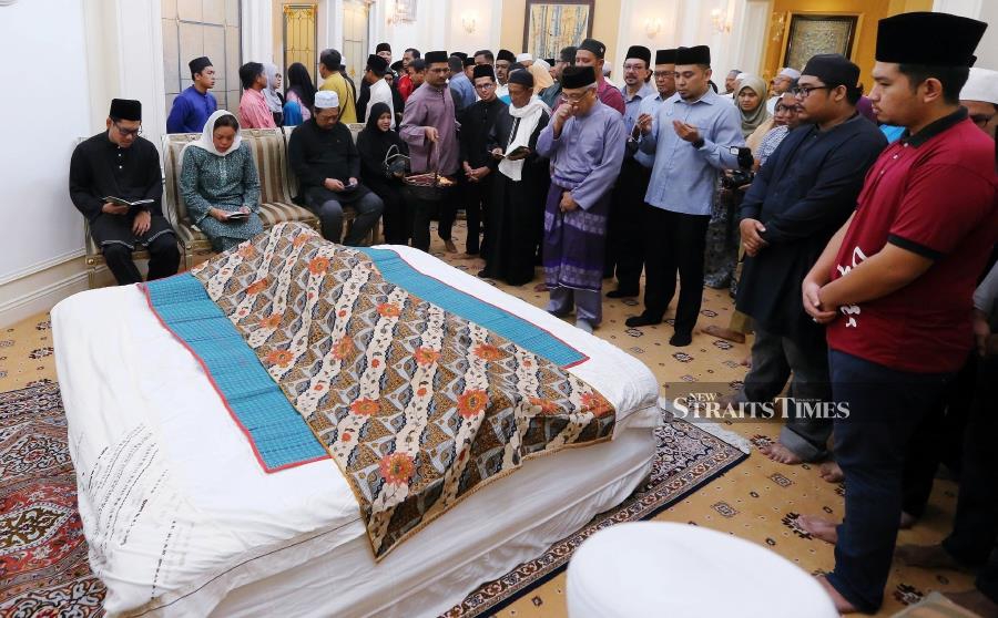 Public pay respects to Perak MB's late mother [NSTTV]